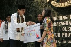 Sandi Luncurkan Kartu Pekerja, Gratis Naik Transjakarta dan Belanja di JakGrosir