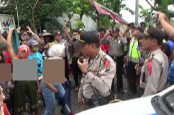 Minta Dibuatkan Jalan Tembus ke Sawah, Ibu-Ibu Buka Baju