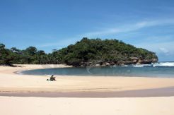 Menikmati Lukisan Surgawi di Pantai Ngliyep di Kabupaten Malang