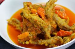 Makan Siang Nikmat dengan Ceker Setan Pedas Mantap