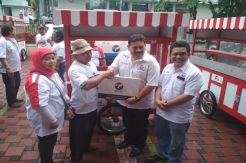 Tingkatkan Ekonomi Kerakyatan, Perindo Jakut Bagikan 8 Gerobak Gratis