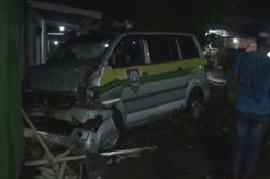 Ambulans Siaga Desa Tabrak Rumah, Tiga Orang Dilarikan ke RS
