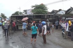 Hindari Pemotor, Bus Ini Tabrak Rumah Warga
