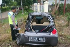 Brio Ini Ringsek Setelah Tertabrak Kereta