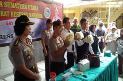 Polisi Tembak Mati Tiga...