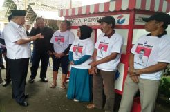 Pedagang Pecel Gembira Terima Gerobak Gratis dari Perindo