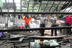 Mantap! Polisi dan TNI Bedah Rumah Gadis Autis di Demak