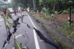 Hoax, Foto Jalan Terbelah...