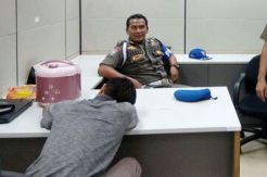 Honorer Pria Ini Gunakan Mukena untuk Mencuri di Kantor