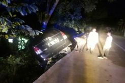 Mobil Rombongan Kemensos Masuk Parit