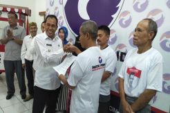 Warga Cimahi Semringah dapat Gerobak UMKM Perindo