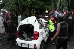 Mobil Ringsek Tertabrak Kereta, Pengemudi Selamat
