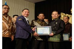 Bupati Tapsel Terima Penghargaan Adhitya Karya Mahatva Yodha