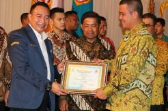 Bupati Bintan Terima Aditya Karya Mahatva Yodha Award 2017