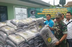 Dukung Ketahanan Pangan, Koramil 0901/Lembang dan Grafika Bagikan 380 Karung Kompos