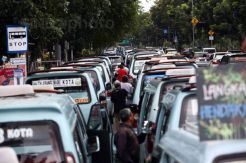 Minta Jalan Jati Baru Raya Dibuka, Sopir Angkot Blokir Jalan