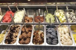 Menikmati Es Krim Langsung...