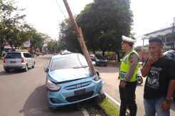 Taksi Pelat Hitam Ini Hantam Tiang hingga Nyaris Roboh