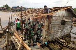 Prajurit Kodim 1014 Bantu Bangun Rumah Warga yang Rusak Diterjang Puting Beliung