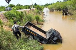 Gara-gara Pecah Ban, Mobil Pikap Nyungsep ke Kolam