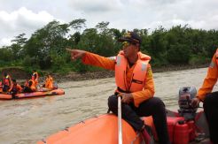 Helm Korban Bunuh Diri ke Sungai Ditemukan Hancur