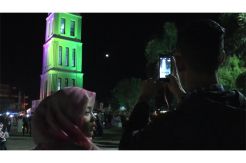 Warga Bukit Tinggi Saksikan Fenomena Supermoon di Taman Jam Gadang