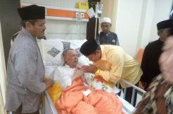 Jenguk Mama Sentiong, Uu Ruzhanul Ulum Ajak Masyarakat Hormati Ulama