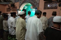 Warga Semarang Gelar Salat Gerhana di Bawah Guyuran Hujan