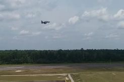 Pesawat Hawk 100/200 TNI AU Mengudara di Langit Pangkalan Bun