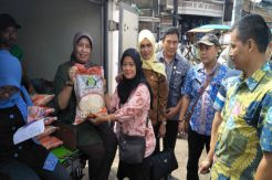 Satu Jam, 4.000 Ton Beras Terjual dalam Operasi Pasar Murah