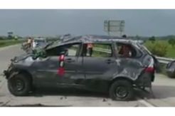 Mobil Suporter Bonek Mania Terguling di Jalan Tol Jombang, 8 Luka-Luka
