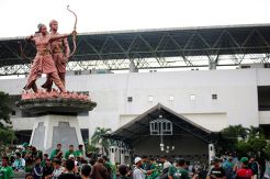 Bonek Geruduk Stadion...