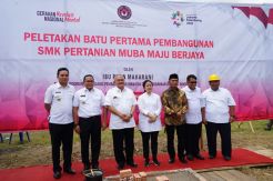 Tegaskan Komitmen Pemerintah, Puan Serahkan KIP kepada Siswa Yatim