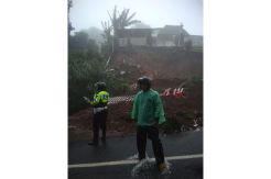 Tertimbun Material Longsor, Polisi Tutup Jalur Puncak