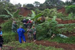 Dua Rumah Tertutup Tanah Longsor, Empat Warga Diduga Tertimbun