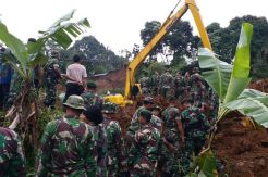 Lima Orang Sekeluarga Korban Longsor di Cijeruk Belum Ditemukan