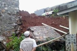 Dinding Penahan Tanah Perumahan Ambrol, Timpa Rumah Warga