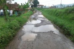 14 Tahun Jalan Dibiarkan Rusak, Warga Sarimukti Meradang