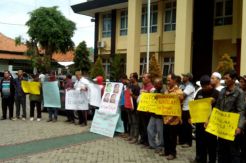 Tuntut Keadilan, Puluhan Warga Doyong Unjuk Rasa di Pengadilan Negeri Sragen