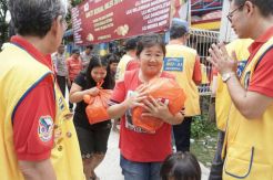 Jelang Imlek, Ribuan Warga Antre Pembagian Angpao di Tangerang