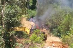 Kesal Hutan Adat Dijadikan Penambangan Emas Liar, Ratusan Warga Bakar Eskavator
