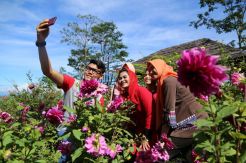 Puti Diskusikan Pengembangan Wisata Gunung Kelud Bersama Warga