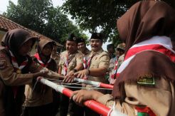 Siswa Berbaju Pramuka Kibarkan Bendera Huruf Arab, Adhyaksa Dault Angkat Bicara