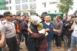 Sambangi Keluarga Korban Tanjakan Emen, Wali Kota Airin Menangis
