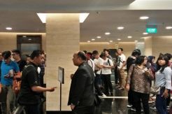 Rela Antre Demi Nonton...