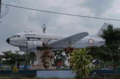 Percantik Suasana Kota, Ikon Pesawat Dakota di Bundaran Pancasila di Make Over