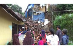 Satu Rumah Warga di Kuningan Hancur Akibat Tertimpa Longsor
