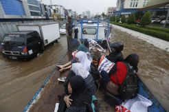 Empat Truk Satpol PP Diterjunkan Evakuasi Warga di Kelapa Gading