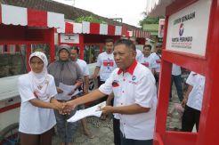 Perindo Bagi Gerobak Gratis ke Pedagang Kecil Kota Blitar