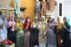 Ida Fauziyah Komitmen Lindungi Perajin Batik